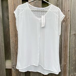 NWT Notations white sleeveless Laser Cut v neck blouse size M